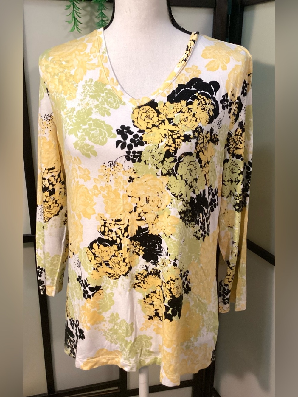Amber Sun pretty 3/4 sleeves top. Size L